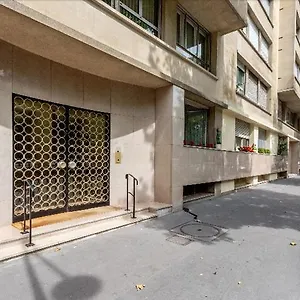 Nid Douillet Et Chaleureux Pour Se Détendre , Paris France